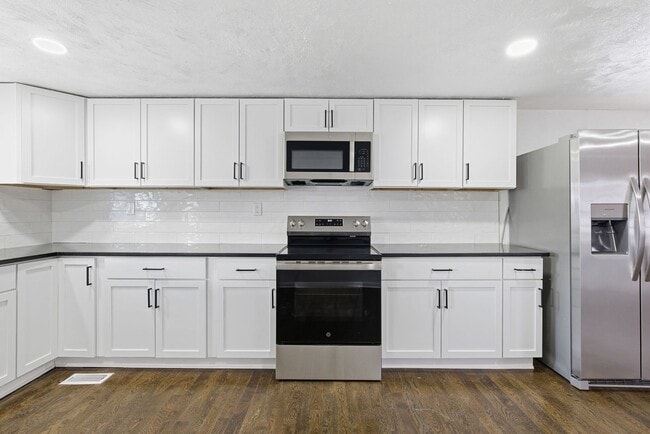 Building Photo - Renovated 3 Bedroom | 2 Full Bath Home