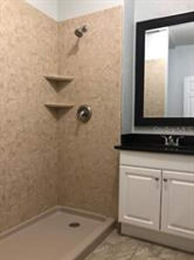 Building Photo - 2 Bedroom / 2 Bath Bungalow in Sanford's Historic District!