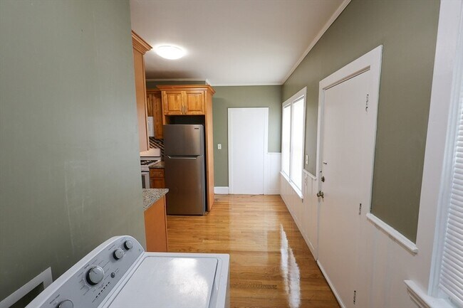 Building Photo - 129 Draper St
