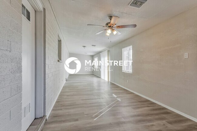 Building Photo - 4 Bedroom Pet-Friendly Home in Mesa, AZ wi...