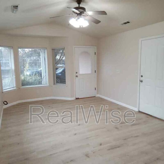 Building Photo - 3172 Forest Hills Dr