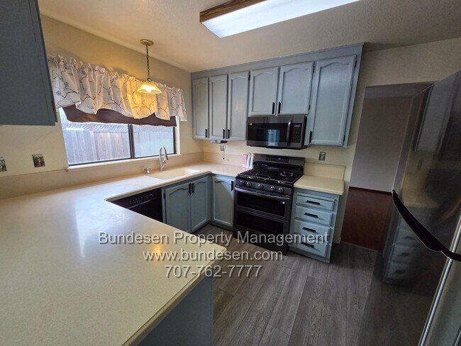 Building Photo - Spacious 4bd/2.5ba in "M" section of Rohnert Park