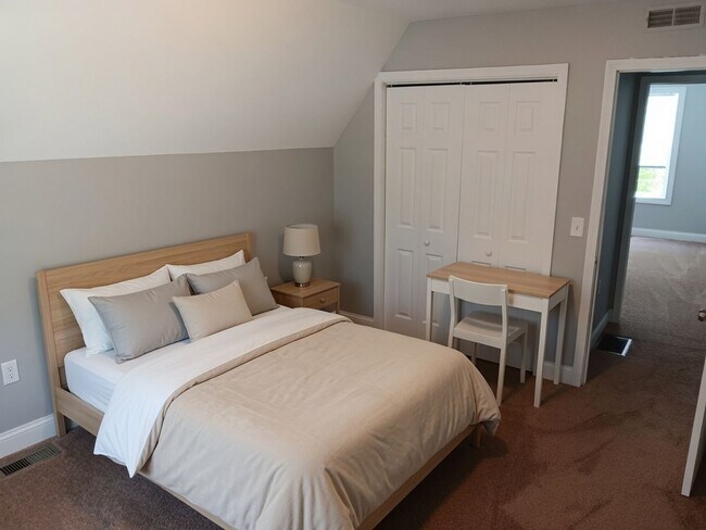 Building Photo - 4 Bed / 2 Full Bath House with Attached Garage — Brand-New Appliances - Built 2006