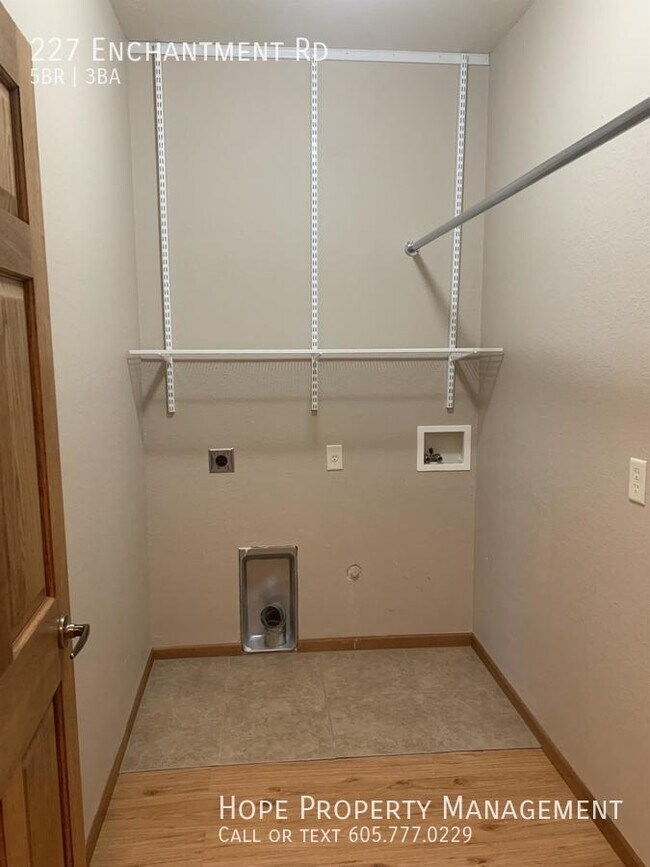 Building Photo - 227 Enchantment Rd