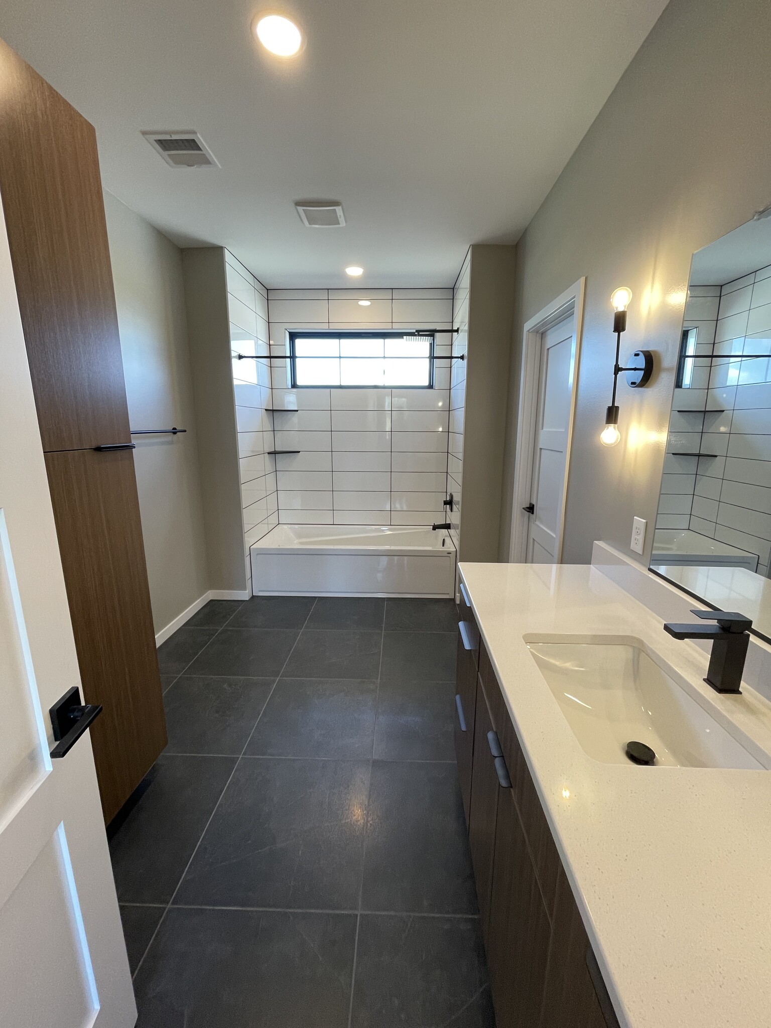 Building Photo - 328 E Blue Bell Dr