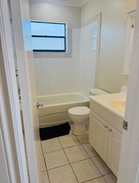 Building Photo - 1005 Manor Dr