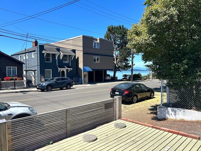 Building Photo - Charming 3BD, 1BA Beach House Near Alki