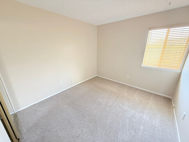 Building Photo - Spacious 3-Bedroom Condo in the Indian Can...