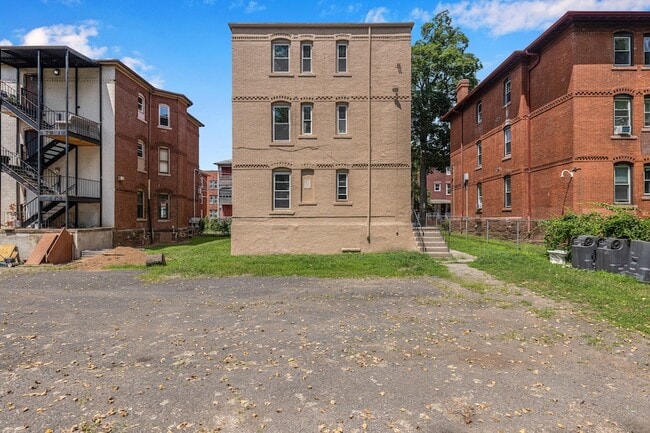 Building Photo - 43 Seyms St
