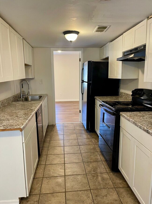 Building Photo - Spacious 3 bedroom condo