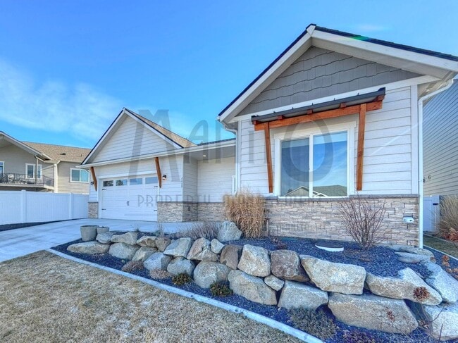 Building Photo - Stunning Valley Home