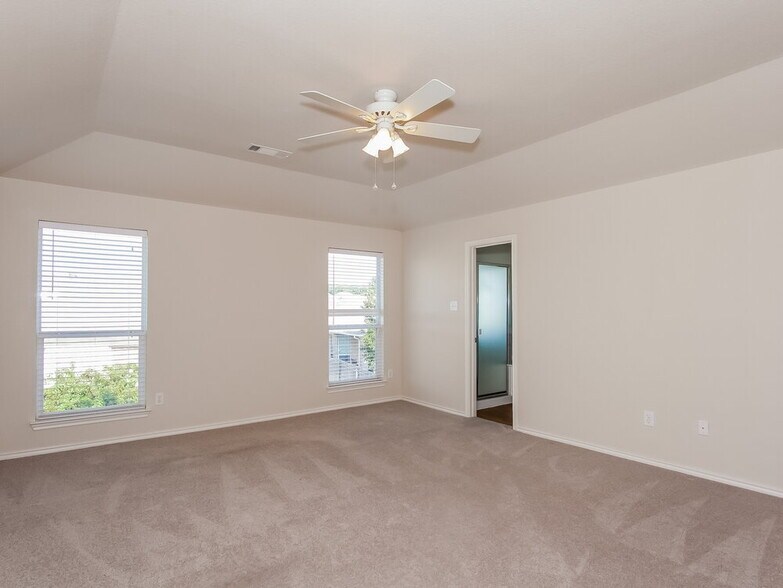 Building Photo - 12716 Chattaroy Ln
