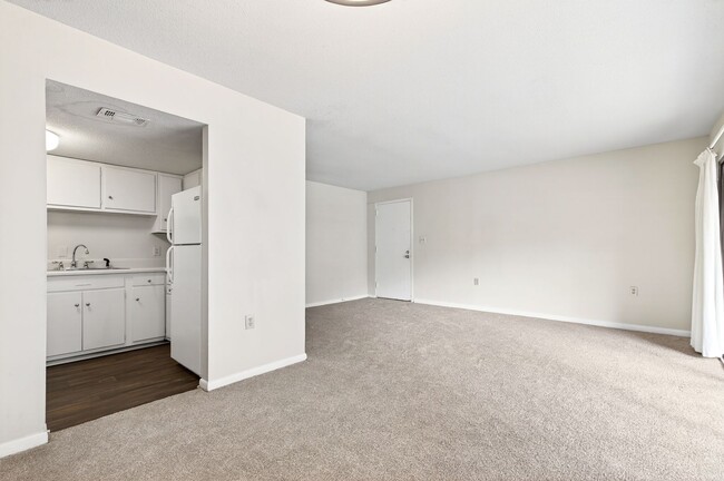 Building Photo - Charming 2BR Bolinwood Condo in Prime Chapel Hill Location!