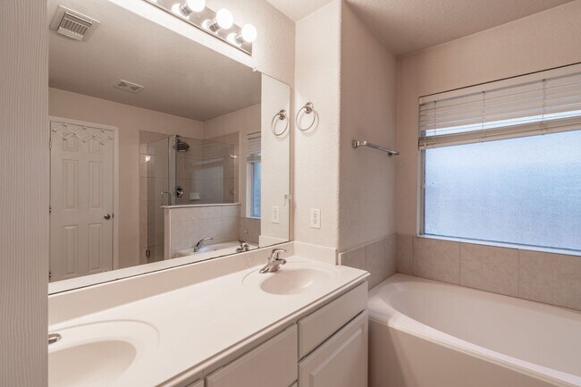 Building Photo - Charming 3-Bedroom Home in the Heart of Ho...