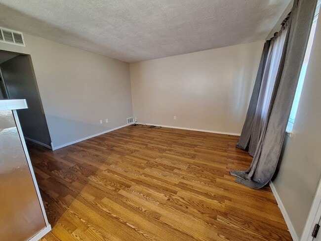 Building Photo - Your next Home!!!  Charming Three Bedroom in Roseville