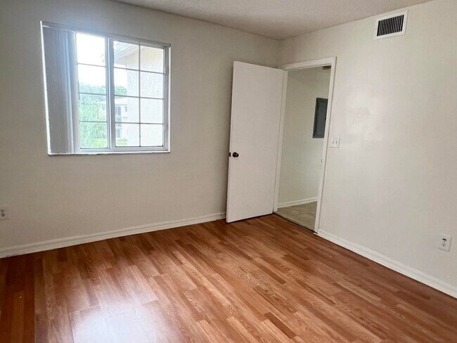 Building Photo - 900 Crestwood Ct S
