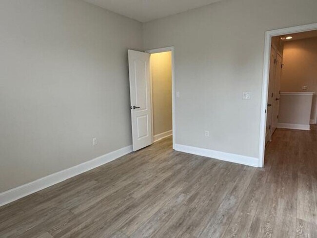 Building Photo - Newly renovated 4 Bedroom 3 1/2 Bathroom T...