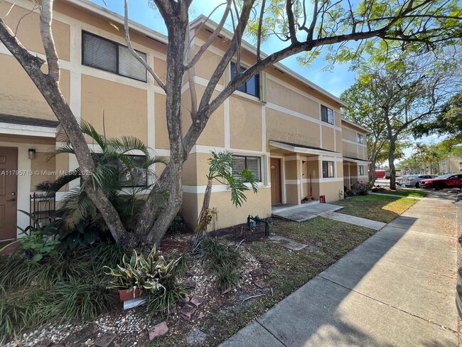Primary Photo - 9491 Palm Cir N