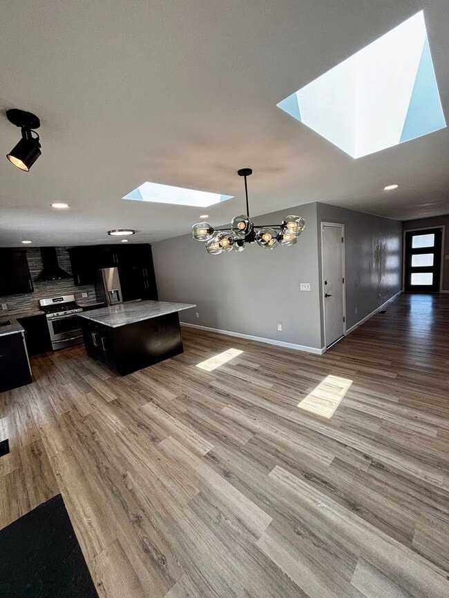 Building Photo - Stunning 5 Bedroom in the Coveted Kipling ...