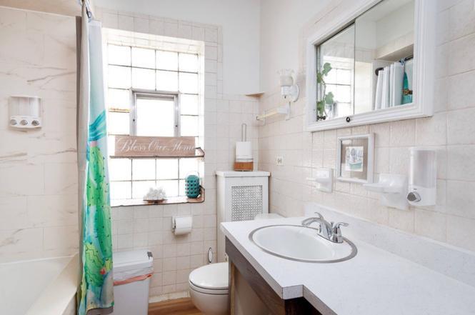 Bathroom - 5021 W Belden St