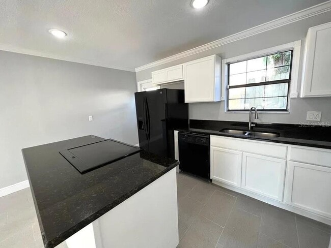 Building Photo - 453 Hemlock St