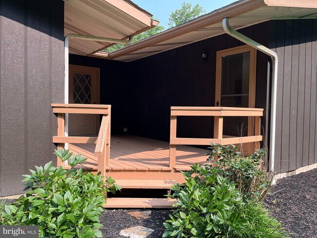 Building Photo - 8 Fernwood Dr