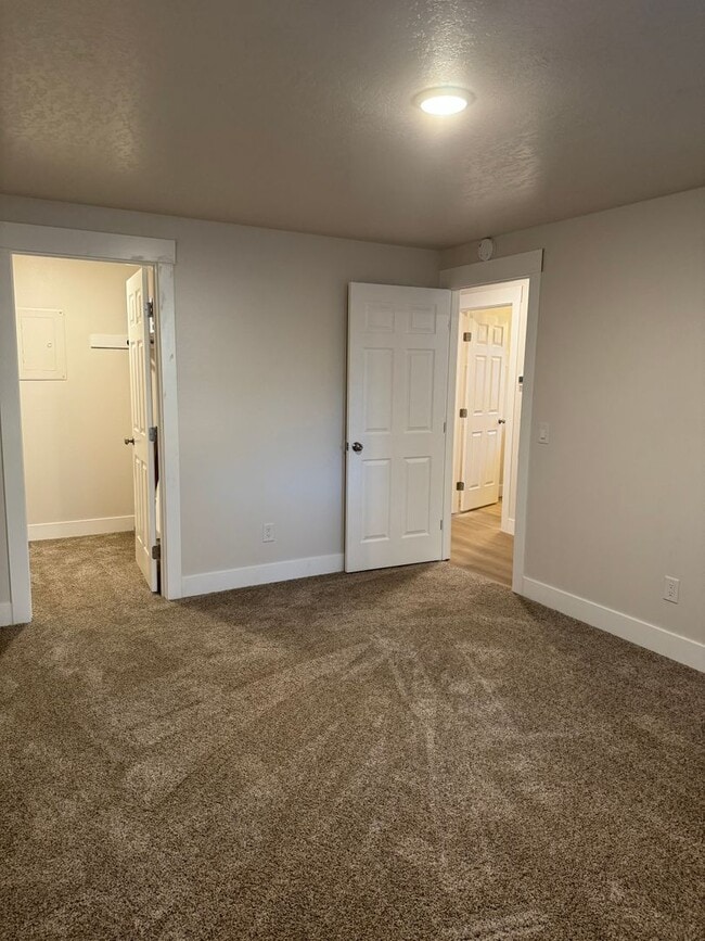 Building Photo - Updated Duplex in SE Bend