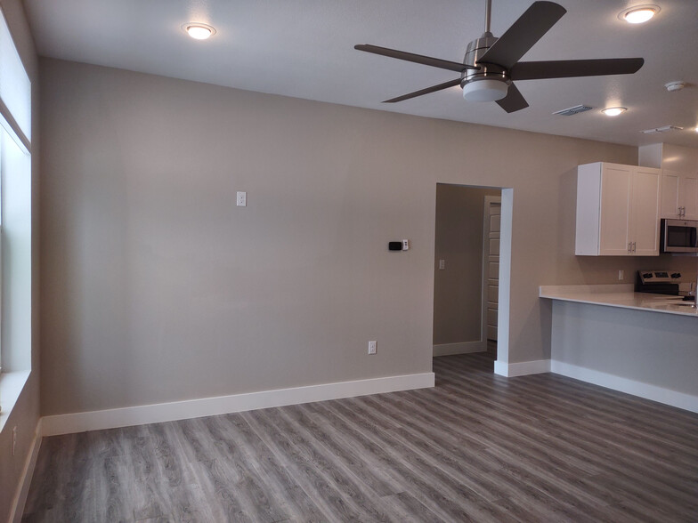 Building Photo - Room in Apartment on Richlands Way