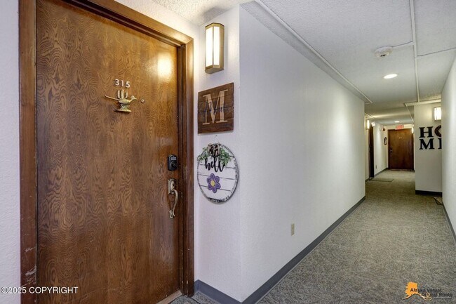 Building Photo - 2bd, 1.5b | Downtown Living With Spectacular Views!