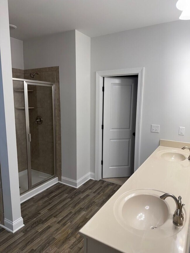 Building Photo - Spacious 5BR House in Buford