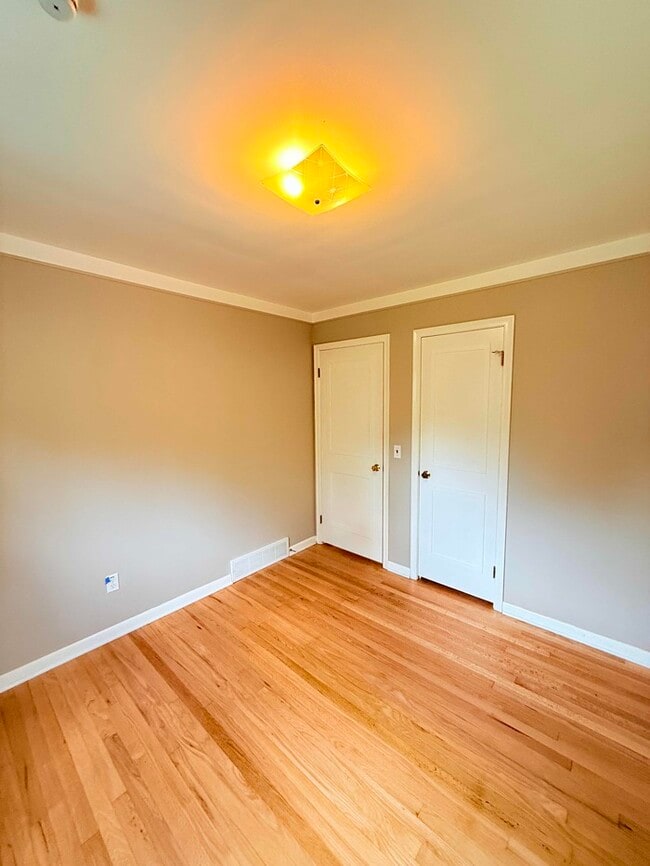 Building Photo - 1718 Cresthill Ave