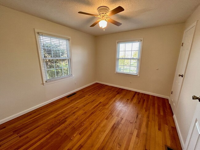 Building Photo - Weaverville - Clean and Tidy! Home Office,...