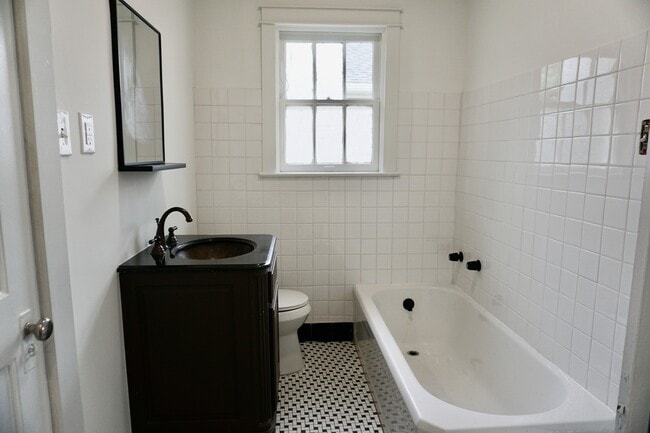 Building Photo - 1320 N 9th St