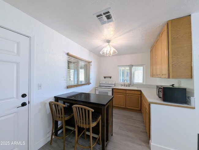 Building Photo - 2443 E Earll Dr