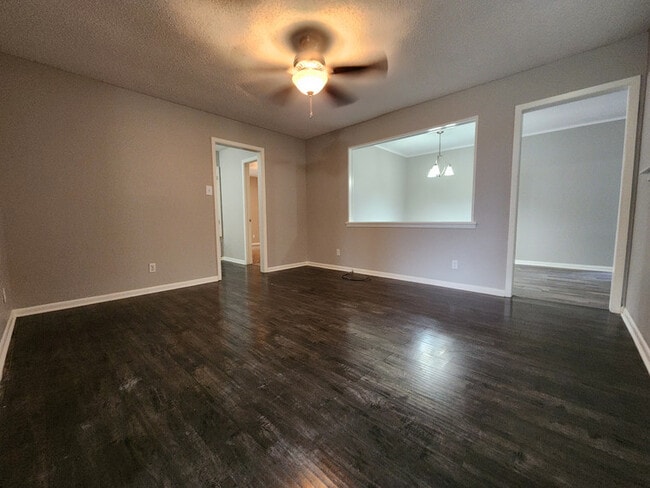 Building Photo - 612 Lindenhurst Dr