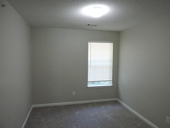 Building Photo - 143 Swaying Pine Ct