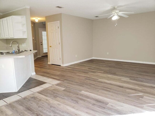 Building Photo - "Charming 3-Bed Townhouse Retreat in Shali...