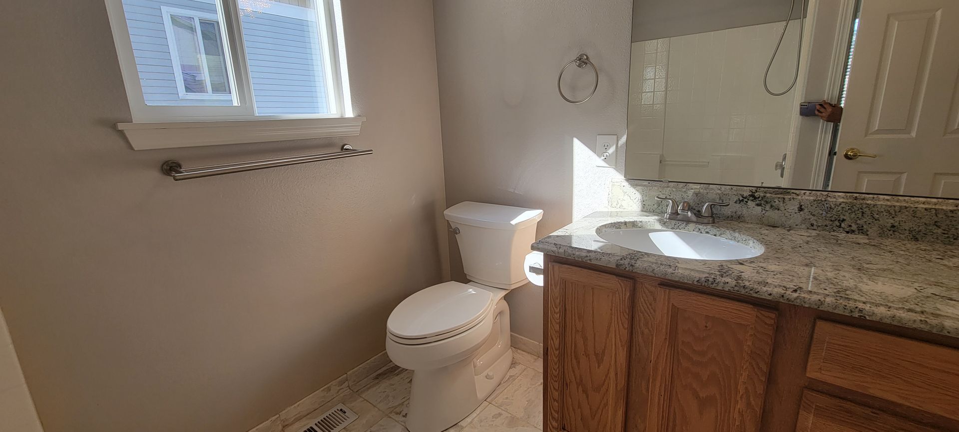 Building Photo - Shadow Hawk 3 bedroom Town home