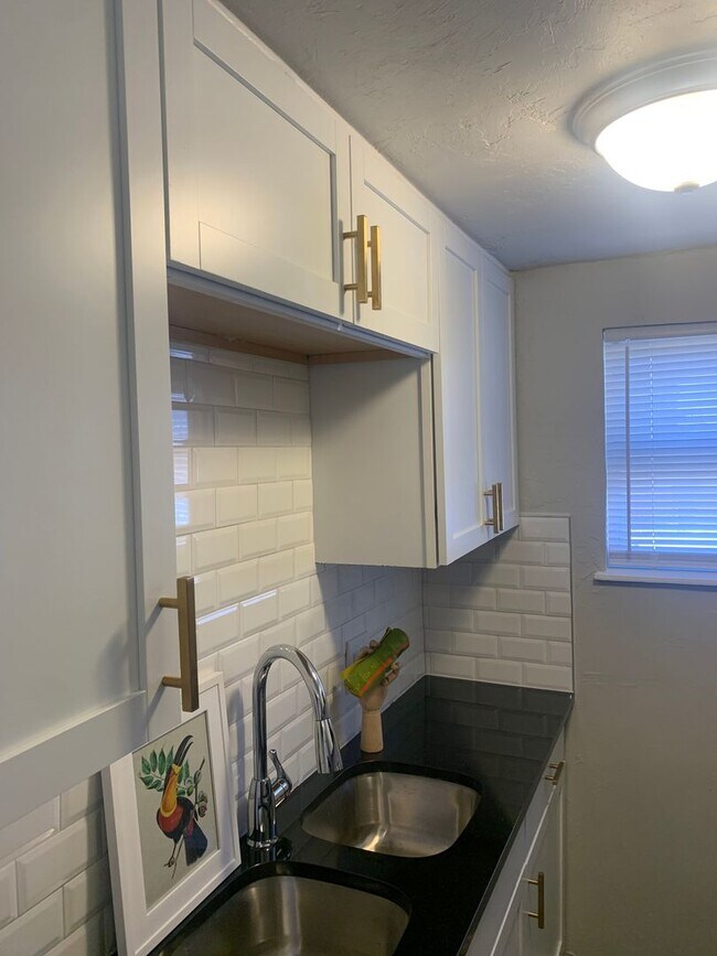 Building Photo - Studio Apartment in Jefferson Park