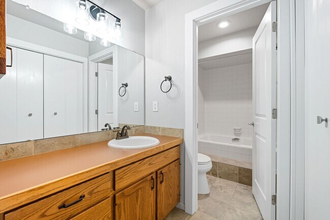 Building Photo - Lakeside living in 3-bedroom, multi-story ...