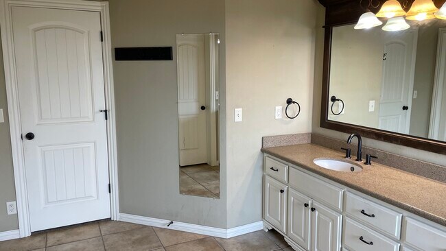 Building Photo - 15512 Maple Ridge Ln