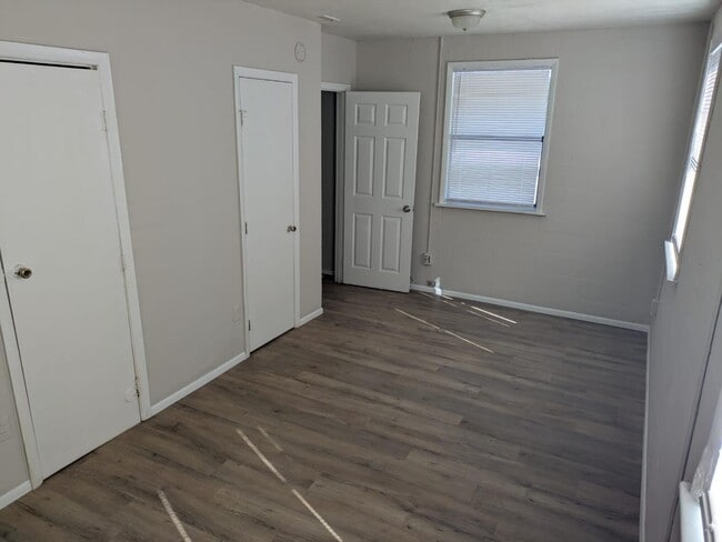 Building Photo - 637 NE Waldo Rd