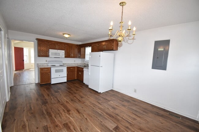 Building Photo - 3 Bedroom Home For Rent Near Post!