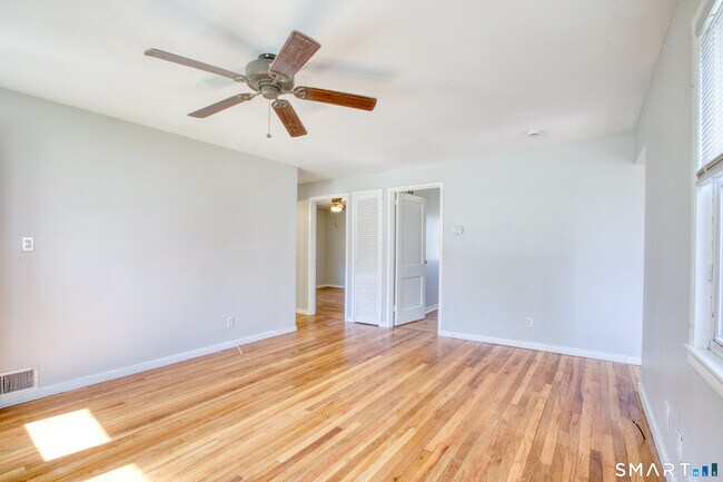 Building Photo - 124 Mayflower St