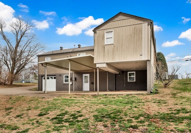 Building Photo - Great Location! Memorial Dr! Beautiful 3 Bedroom 2 Bath Ranch over Unfinished Basement!!