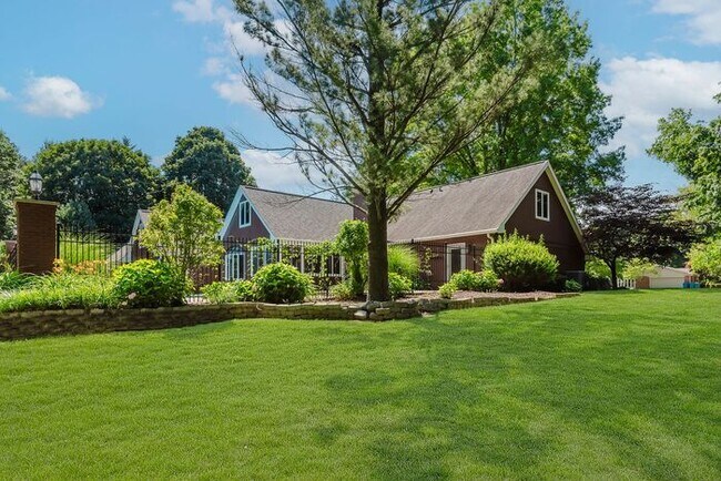 Building Photo - Large Executive Home in Carmel Schools