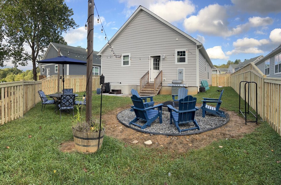Building Photo - 1208 Seven Sisters Ln