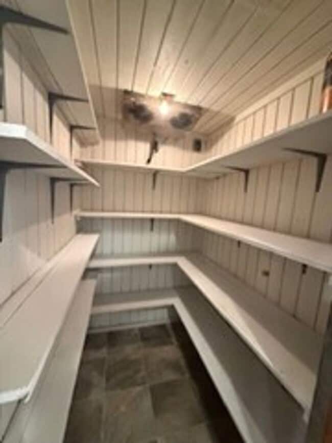 Building Photo - 3BED2BATH - NEWLY REMODELED WITH LARGE SHO...