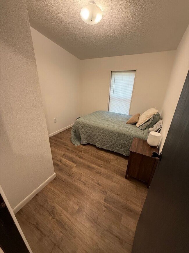 Building Photo - 3 Bedroom 1 Bath Fully Updated Home in Cli...