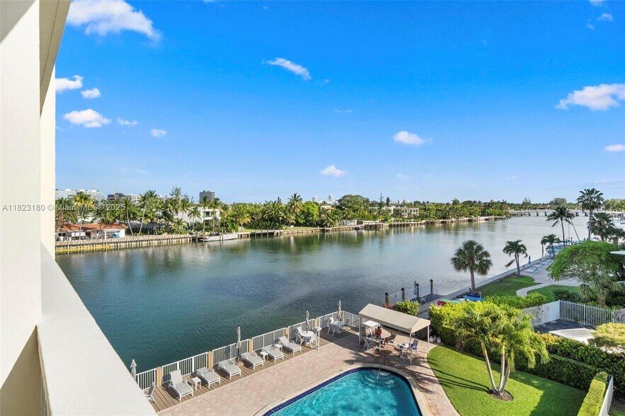 Building Photo - 9111 E Bay Harbor Dr